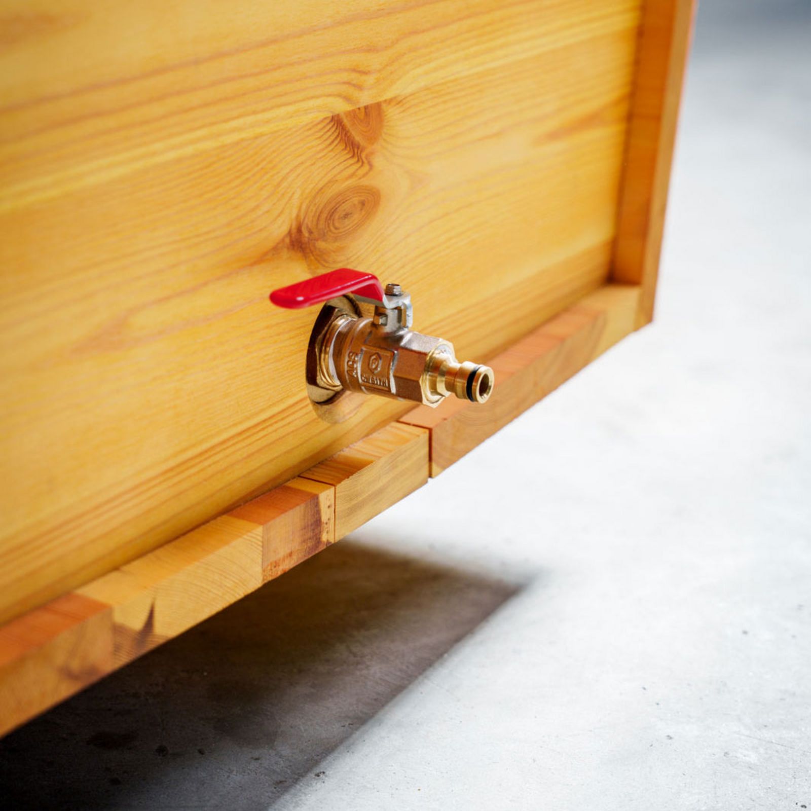 Feuerwasser Gartenbadewanne Detailaufnahme vom Ablassventil