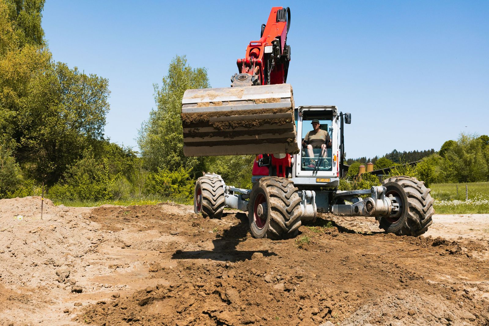 Schreitbagger Menzi Muck M545 bei Arbeiten im unwegsamen Gelände, Wasserbau, Renaturierung und Hochwasserschutz